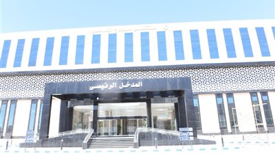 رئيس جامعة سوهاج يطمئن على الحالة الصحية لطالبة سقطت من الطابق الثالث بالمدينة الجامعية