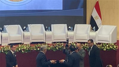 النائب العام يقدم لرئيس الوزراء مجسم النيابة العامة خلال إطلاق استراتيجية النيابة العامة للتدريب