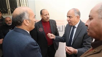 لعدم النظافة ووجود كسر بزجاج الفصول.. محافظ المنيا يحيل إدارة مدرسة للتحقيق| بث مباشر 