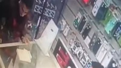 الأمن يفحص فيديو تعدي شاب بشاكوش على آخر داخل محل هواتف ببهتيم 