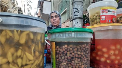 12 سنة شقيانة.. رحلة كفاح أم عبده أشهر بائعة مخلل في المنيا خلال شهر رمضان| صور وفيديو