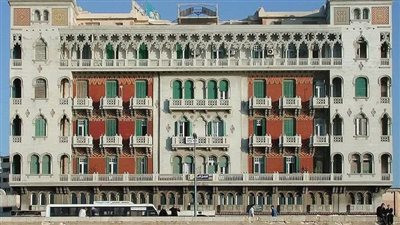 التحقيق مع 3 موظفين بحي وسط الإسكندرية لمنحهم تصاريح مخالفة بشأن مبنى تراثي شهير 
