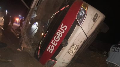 مصرع شخصين وإصابة 31 آخرين.. القصة الكاملة لحادث انقلاب أتوبيس على طريق الواحات