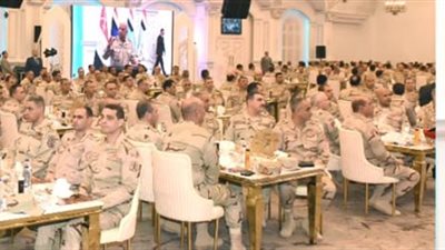 وزير الدفاع يشارك عددا من مقاتلي قوات الدفاع الجوي تناول وجبة الإفطار 