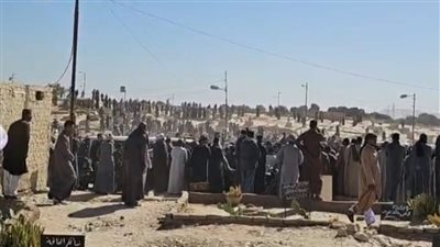 بينهم طبيب عائد من عمرة.. المئات يشيعون جثامين 3 ضحايا بحادث قنا لمثواهم الأخير| بث مباشر