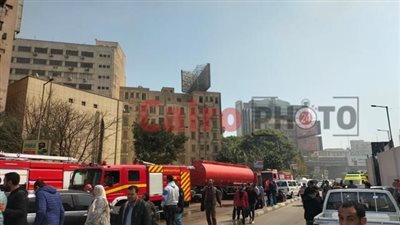 هدم حائط لتسهيل عملية الإطفاء.. محاولات للسيطرة على حريق مخزن بجوار مبنى البريد برمسيس| صور وفيديو