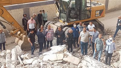 بينهم طفلتان.. انتشال 5 جثث من تحت أنقاض عقار أسيوط المنهار.. والأجهزة الأمنية تكثف البحث عن عالقين