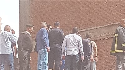 بعد مصرع 5 أشخاص.. فريق من النيابة يعاين موقع عقار أسيوط المنهار 