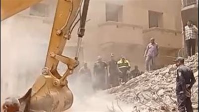 انتشال جثمان طبيبة من أسفل العقار المنهار بأسيوط.. وارتفاع عدد الضحايا إلى 8