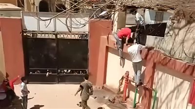 نطّوا من فوق السور.. مدير مدرسة ثانوي في السويس يفصل 73 طالبًا وينشر أسماءهم على فيسبوك