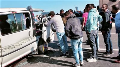 إصابة سائق ومرافقه في انقلاب ميكروباص بالطريق الصحراوي الغربي بسوهاج