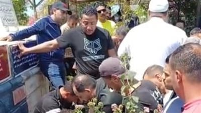 المئات من بورسعيد يشيعون جثمان شاب لقي مصرعه غرقًا خلال محاولته إنقاذ فتاة| بث مباشر