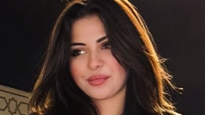 سبب القبض على رورو البلد وصدور قرار بضبطها وإحضارها.. والتيك توكر ترد بنشر فيديو من الإمارات 