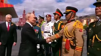 بوتين يصافح القوات المصرية المشاركة في احتفالات عيد النصر بموسكو