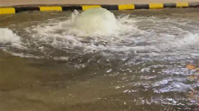 شلل مروري بسبب كسر ماسورة مياه أمام بوابات حدائق الأهرام بالجيزة | صور
