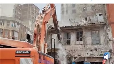 حفاظًا على الأرواح.. هدم عقارات آيلة للسقوط في حي الجمرك بالإسكندرية 