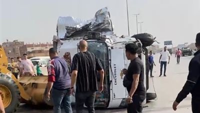 انتظام الحركة المرورية على الطريق الدائري باتجاه المريوطية بعد رفع آثار حادث انقلاب سيارة نقل