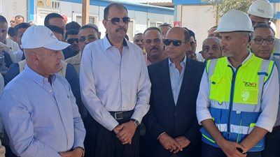 وزير الصناعة يتفقد المنطقة الصناعية غرب طهطا.. ويضع حجر الأساس لأحد مصانع سوهاج