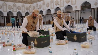 بتوجيهات الإمام الأكبر.. بيت الزكاة ينظم مائدة الإفطار الجماعي بالجامع الأزهر ويقدم 10 آلاف وجبة يوميًّا للطلاب الوافدين