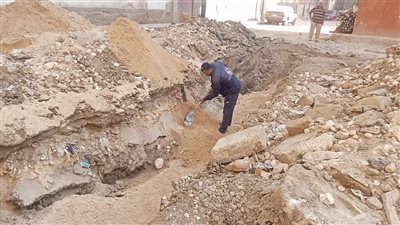 إصلاح ماسورة مياه تسببت في انهيار سملات مباني بأسيوط