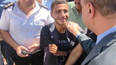 محافظ سوهاج يوجه رئيس مدينة طهطا بتلبية احتياجات شاب من ذوي الهمم خلال افتتاح سوق اليوم الواحد
