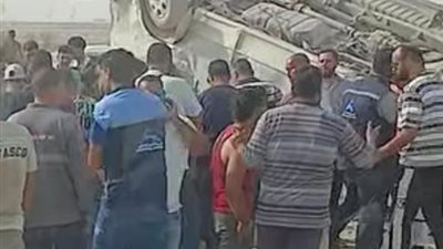 مصرع شخص وإصابة 13 في انقلاب ميكروباص يقل عمالًا بطريق العين السخنة