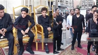 حمادة الليثي أول الحضور في عزاء أحمد عامر.. ونجل الراحل يستقبل المعزين | صور