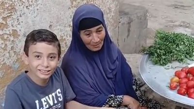 تعالوا اشتروا من تيتا.. أول تعليق لوالد الصغير حماصة صاحب فيديو دعم جدته بائعة الخضار| خاص 