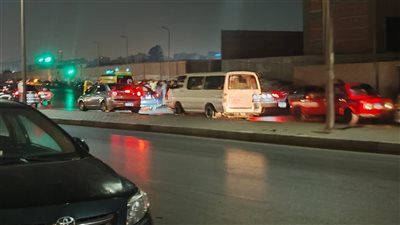 خبطه وهرب.. سيارة ملاكي تدهس شخصًا أثناء عبوره الطريق بشارع جسر السويس