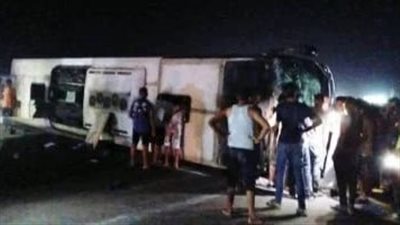 مصرع شخص وإصابة 58 آخرين في حادث انقلاب أتوبيس بطريق الإسكندرية مطروح الساحلي
