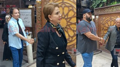 محمد ممدوح وحمدي الوزير ومادلين طبر يقدمون واجب العزاء في شقيق المخرج خالد جلال بمسجد الحامدية الشاذلية 