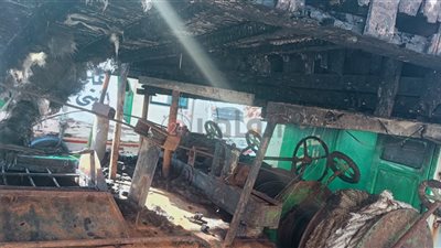 الخسائر تصل لنصف مليون جنيه.. السيطرة على حريق في مركب صيد بدمياط