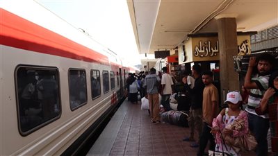 لابس شورت.. السكة الحديد تكشف حقيقة منع راكب من استقلال القطار بسبب ملابسه