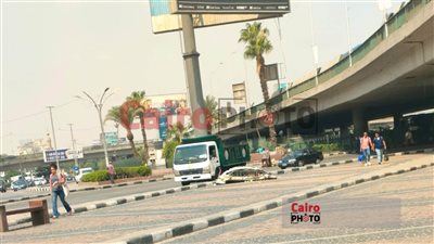 انتظام الحالة المرورية بعد إزالة آثار انقلاب سيارة تريلا في ميدان عبد المنعم رياض