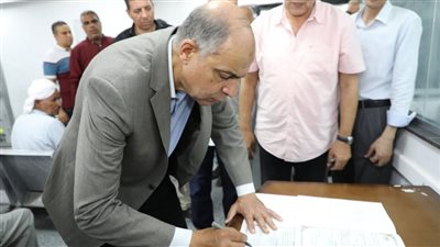 محافظ المنيا يوقع عقد تقنين أراضٍ أملاك دولة لمواطن خلال جولته بجهاز الحماية