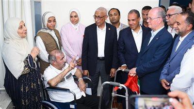 وزير الخارجية يرافق رئيس الوزراء الفلسطيني لزيارة الجرحى الفلسطينيين بمستشفى العريش العام