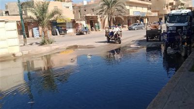 مياه الصرف الصحي تغرق شوارع سيوة والأهالي يستغيثون.. ومسئول يرد│ صور
