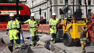 72.8 % من إجمالي العاملين بأجر بشكل دائم في 2025.. ومتوسط العمل 44.9 ساعة أسبوعيًا