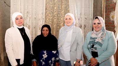محافظ الإسماعيلية يقدم مساعدة مالية فورية لـ بائعة الخبز ويوجه بدراسة حالتها اجتماعيًا 