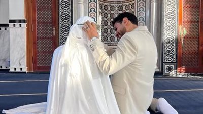 أمام القبلة.. جلسة تصوير عروسين بأحد المساجد تثير جدل السوشيال ميديا| ما القصة؟