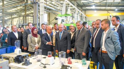 وزير النقل ومحافظ الإسكندرية يتفقدان منطقة برج العرب الصناعية ويبحثان استثمارات جديدة