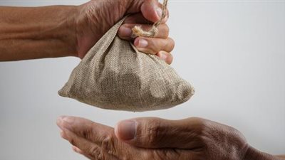 هل إكرامية عامل الدليفري تُحسب صدقة؟.. أمين الفتوى: لا مانع من احتسابها صدقة 