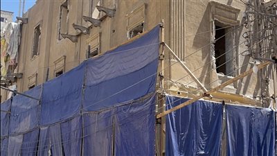 وصول اللجنة الثلاثية من جامعة المنصورة لمعاينة عقار السكة الجديدة المنهار
