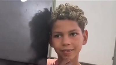 مبيعرفش يقرأ ولا يكتب.. أسرة الصغير صاحب فيديو موهبة جدول الضرب: نفسنا حد يتبناه ويعلمه 