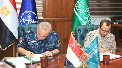 قائد القوات البحرية يلتقي رئيس أركان القوات البحرية الملكية السعودية | صور