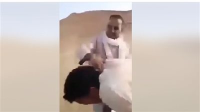 الأمن يفحص فيديو تكبيل شخص والتعدي عليه في صحراء الواحات بحجة خطفه صغيرًا