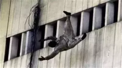 حبس زوج بعد اتهامه بالتسبب في سقوط زوجته من شرفة منزلها بالسويس