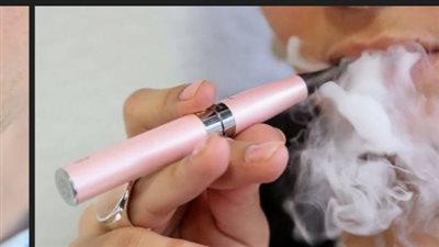 طبيب يحذر: التدخين الإلكتروني قد يكون أخطر من السجائر التقليدية
