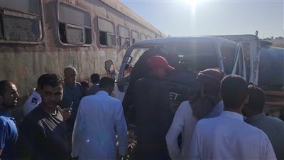 خبطت في صخرة.. تصادم سيارة مياه يتسبب بتوقف حركة القطار لدقائق بمزلقان الضبعة