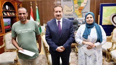 محافظ المنوفية يكرم موظفين بـ تلا لردهما مبلغًا ماليًا عثرا عليه خلال العمل
